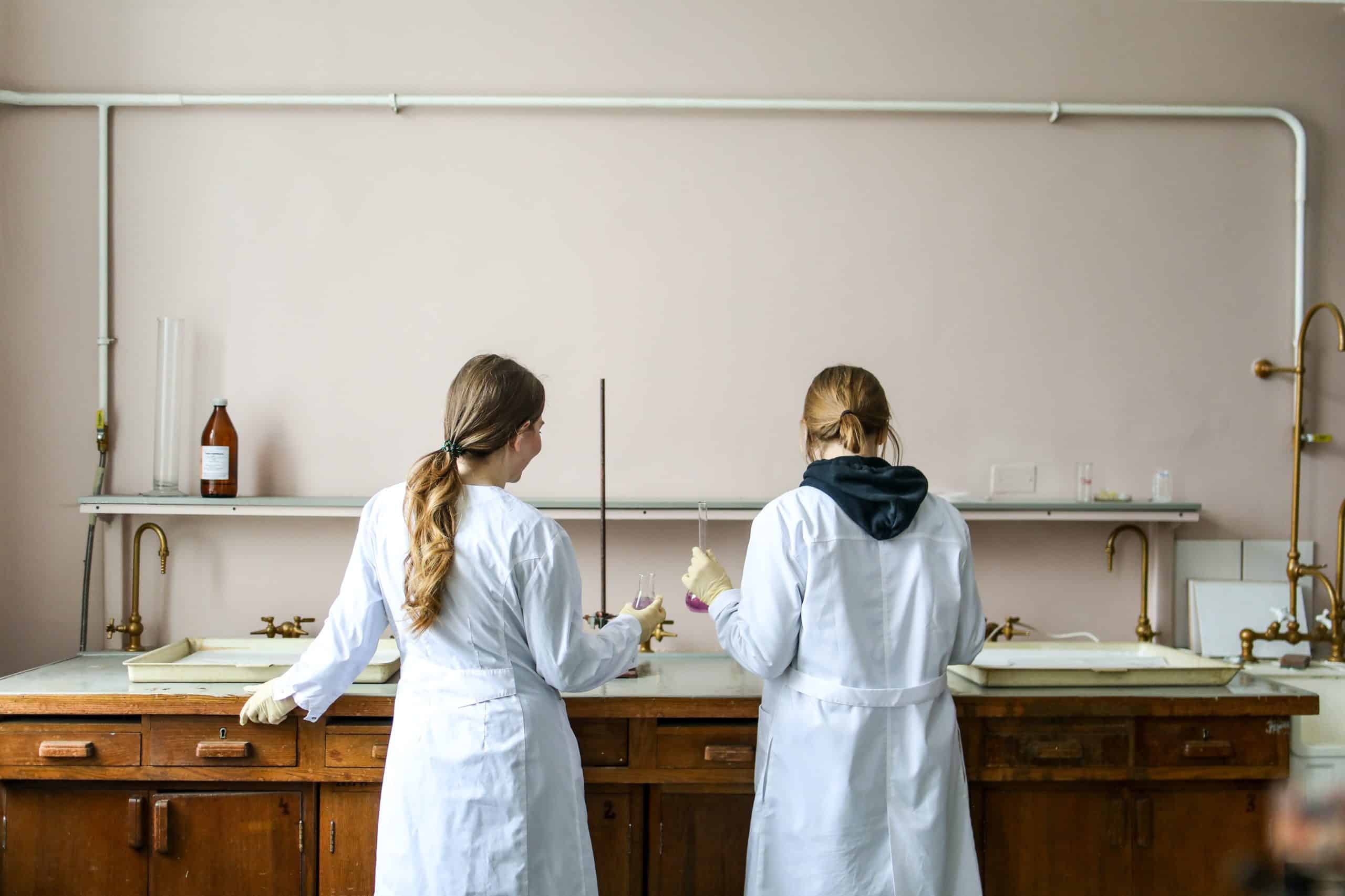 Enzyme sind Überlebenswichtig doch was bewirken sie und wie kann ich Enzyme aufnehmen? Hier lernen Sie mehr über die Kraft der Enzyme und ihre Wirkung Kraft der Enzymtherapie mit einer Enzymtherpaie aktivieren