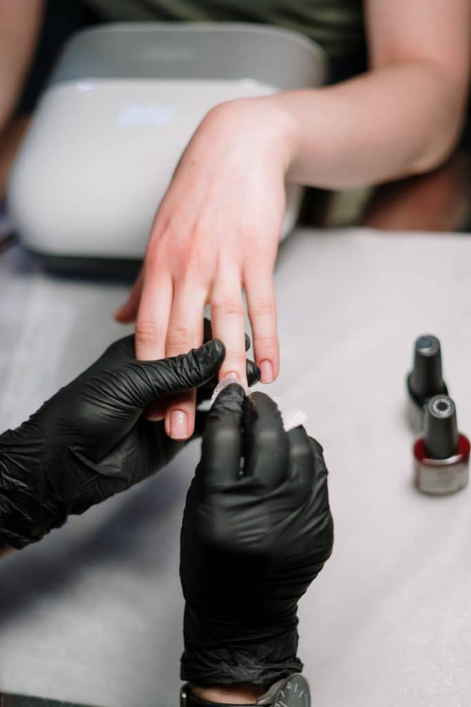 Nägel mit einem Nagelreiniger entfetten