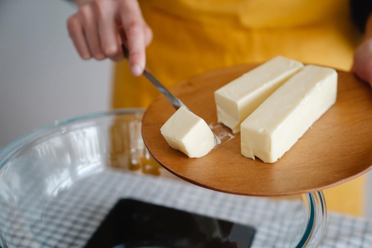 Darüber wie gesund Butter oder Margarine ist gibt es am Frühstückstisch ewige Diskussionen. Wir haben die Antwort darauf wie gesund Margarine oder Butter sind Butter oder Margarine was ist gesünder?