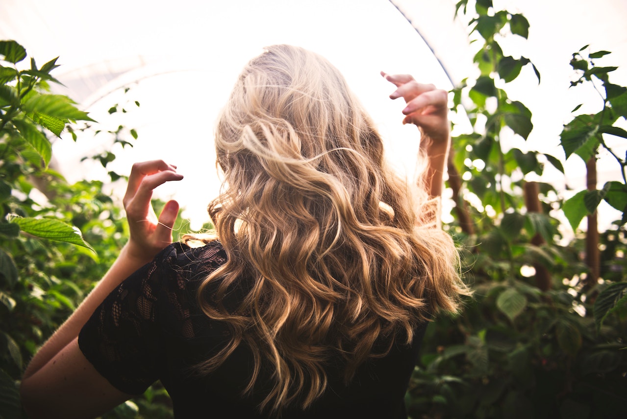 Haarprobleme mit einer natürlichen Haarpflege lösen